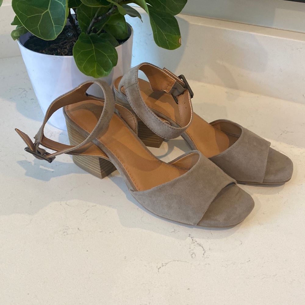 Universal Thread brown suede sandals sz 9